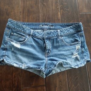 Medium wash short shorts
